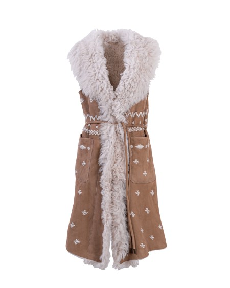Shop BENEDETTA NOVI  Gilet: Benedetta Novi gilet in montone con ricami.
Collo con rever.
Senza maniche.
Tasche basse.
Cintura sul punto vita.
Ricami a contrasto di colore.
Composizione: 100% Pelle.
Fabbricato in Turchia.. LOVIS WOOL EMB-MIELE/CORDA